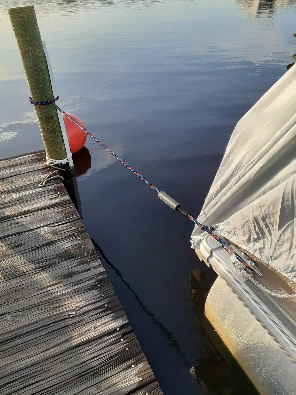 Both ends of the heavy-duty bungee dock line