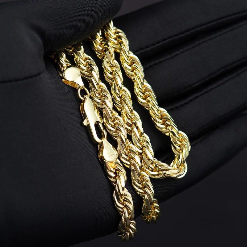 Diamond-cut rope chain lobster clasp and smooth link detail