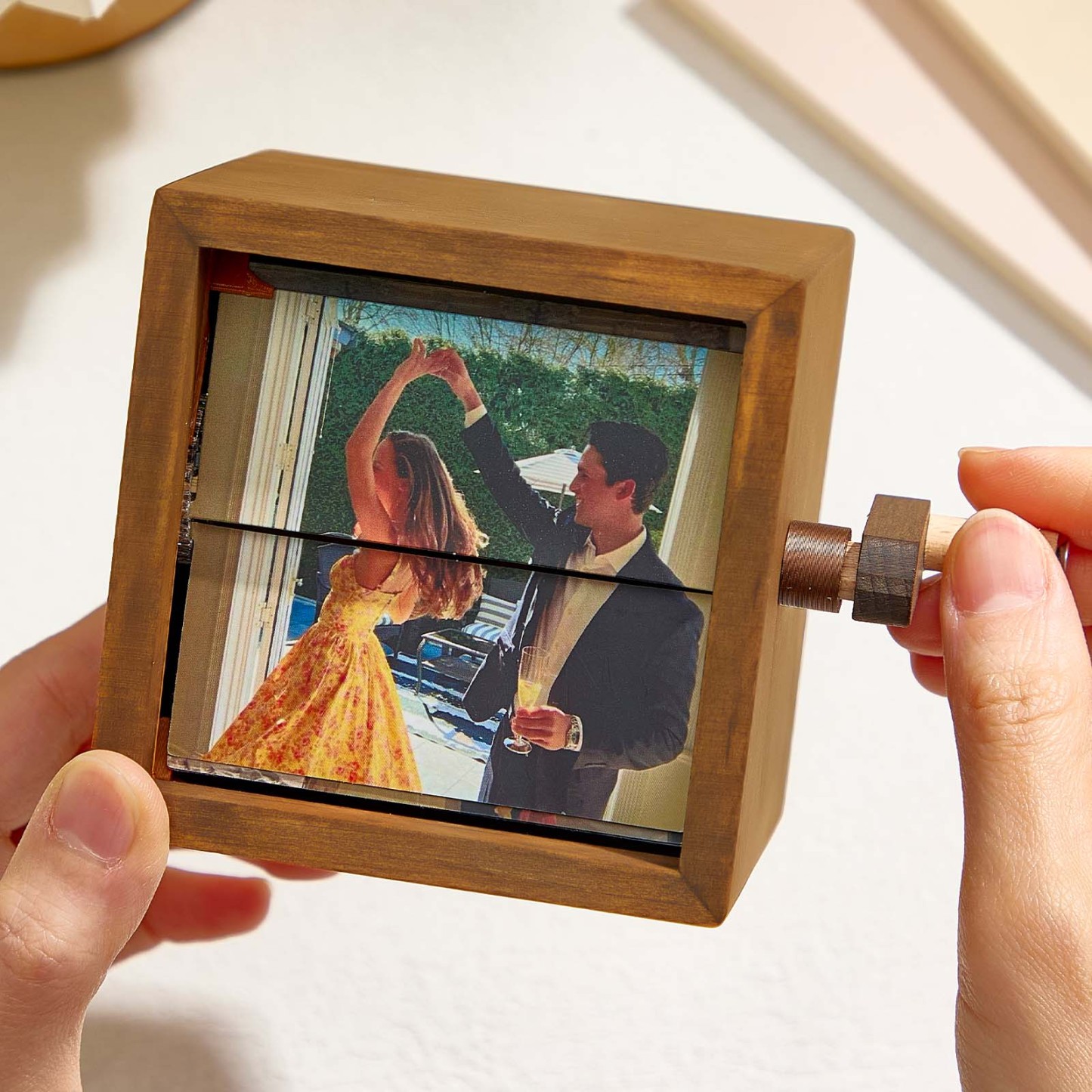 Aangepaste Fotoflipboekframe-animatiemachine, Mechanisch, Handmatig Bedienbaar Flipboekdoosfotoalbum Met Lichtzwarte Walnootjubileumgeschenken - minebricknl