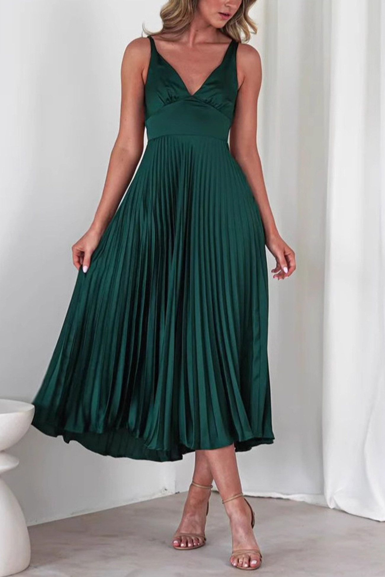 V Neck Backless Pleated Midi Dress