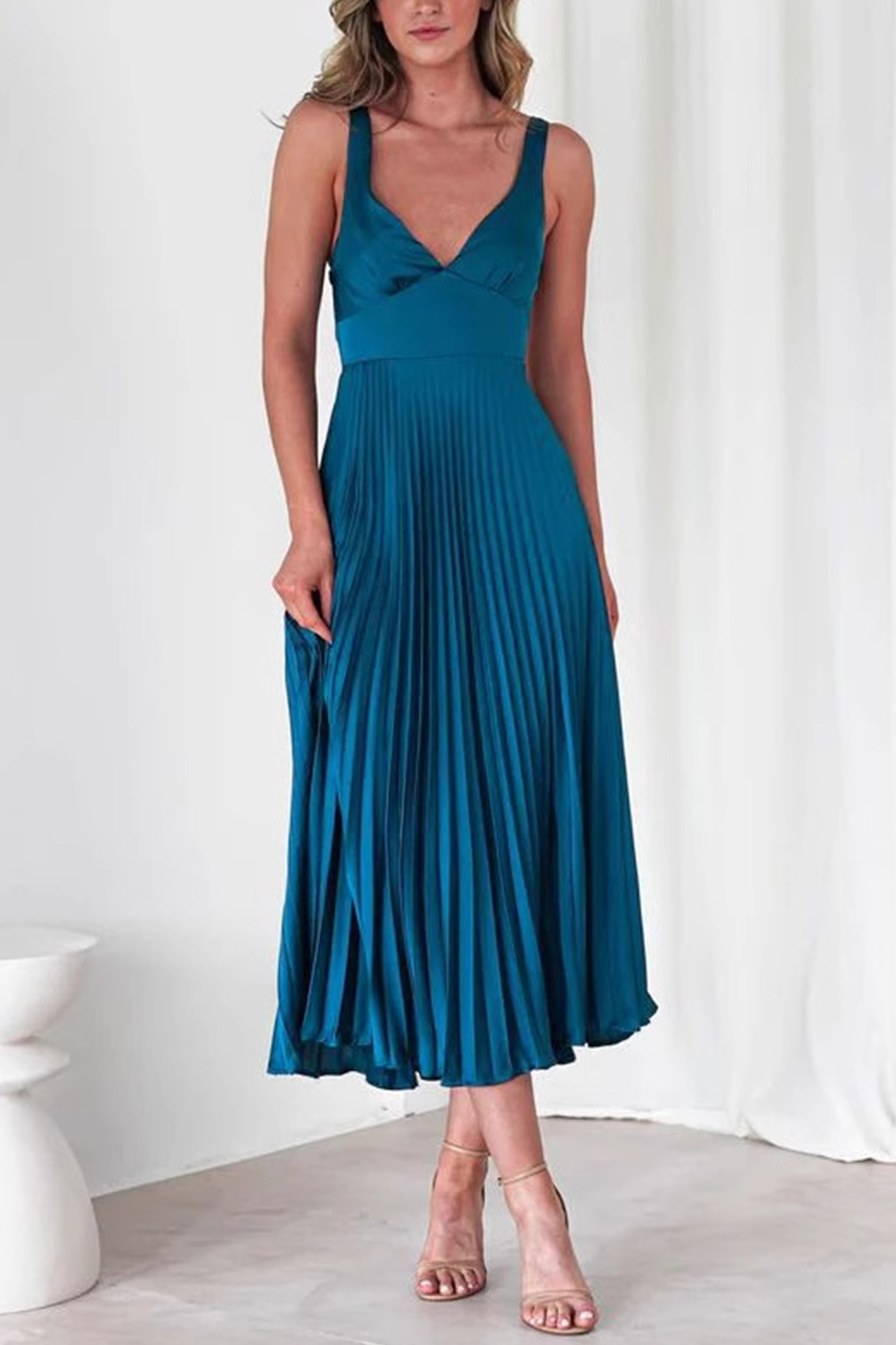 V Neck Backless Pleated Midi Dress