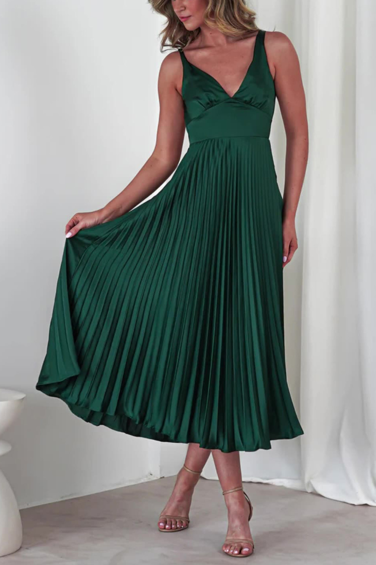 V Neck Backless Pleated Midi Dress