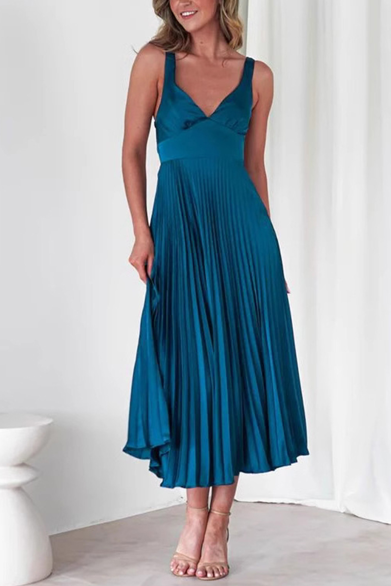 V Neck Backless Pleated Midi Dress