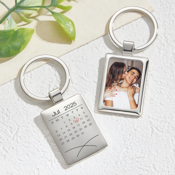 Benutzerdefinierter Foto- und gravierter Kalender-Schlüsselanhänger, doppelseitiger Foto- und Nachrichten-Andenken, personalisierter Jubiläums-Schlüsselanhänger - namenecklacede