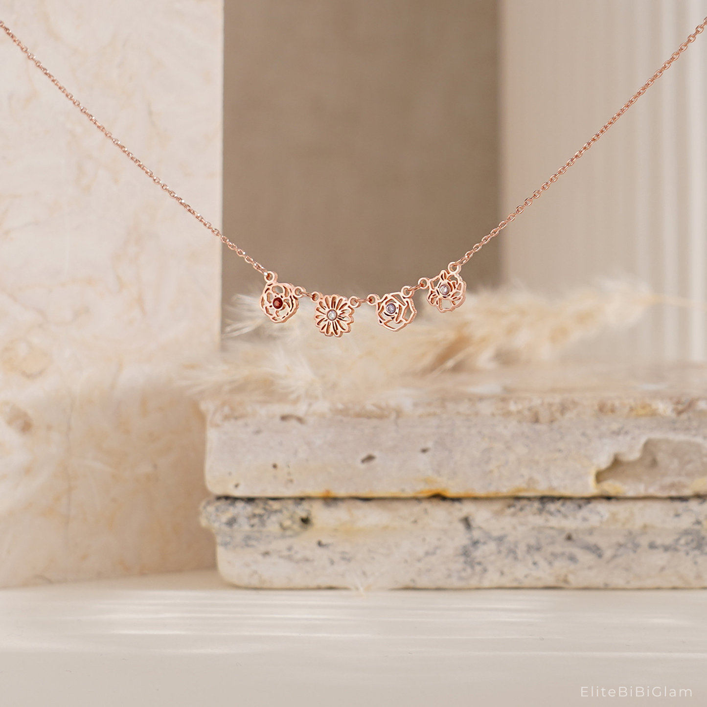 Personalisierte Geburtsblumen- Und Geburtssteinkette Mit Familienanhänger - namenecklacede