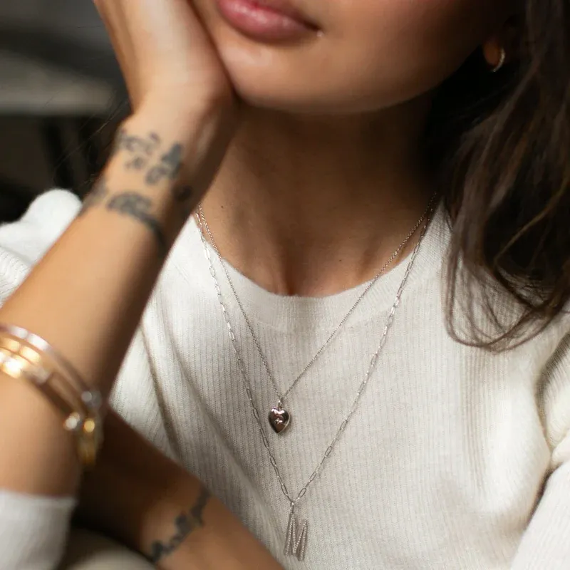 Personalisierte Mini-herz-halskette Mit Initialen – Design Mit Versteckten Buchstaben, Valentinstagsgeschenk Für Ihn - namenecklacede