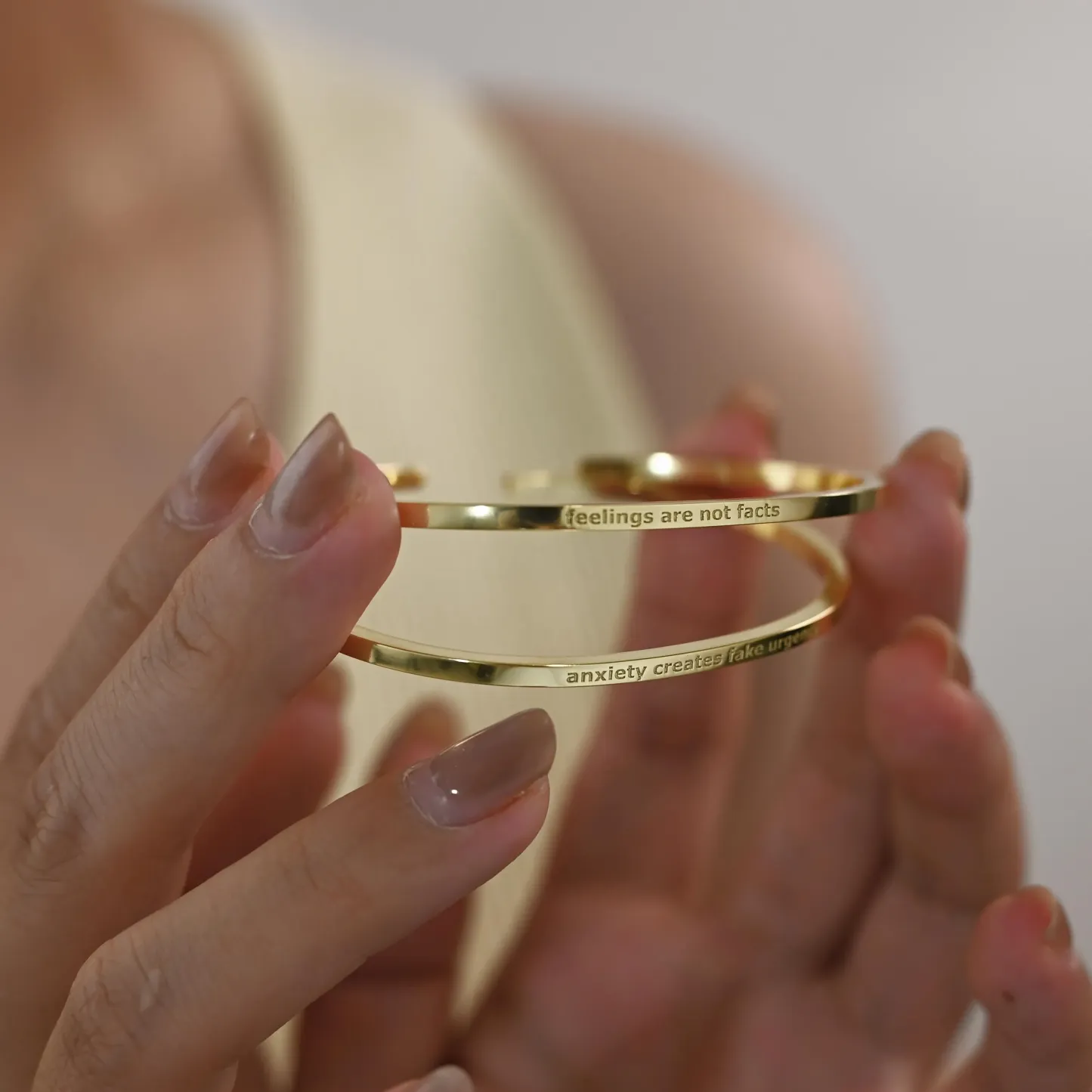 Personalisiertes Namensarmband Mit Gravur Für Damen – Zierliches Armband Im Minimalistischen Stil – Ideales Geschenk Zum Valentinstag - namenecklacede