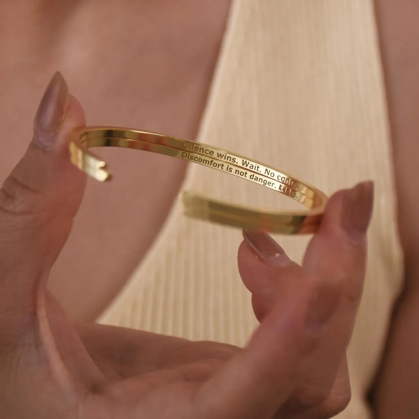 Personalisiertes Namensarmband Mit Gravur Für Damen – Zierliches Armband Im Minimalistischen Stil – Ideales Geschenk Zum Valentinstag - namenecklacede