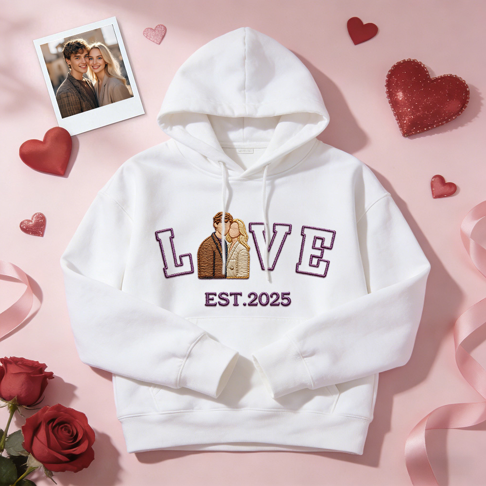 Personalisiertes Sweatshirt/hoodie Mit Besticktem Foto Eines Paares Mit Dem Aufdruck „love Est. Year" - namenecklacede