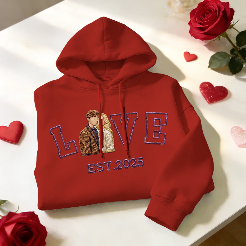 Personalisiertes Sweatshirt/hoodie Mit Besticktem Foto Eines Paares Mit Dem Aufdruck „love Est. Year" - namenecklacede