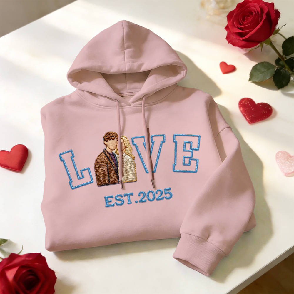 Personalisiertes Sweatshirt/hoodie Mit Besticktem Foto Eines Paares Mit Dem Aufdruck „love Est. Year" - namenecklacede