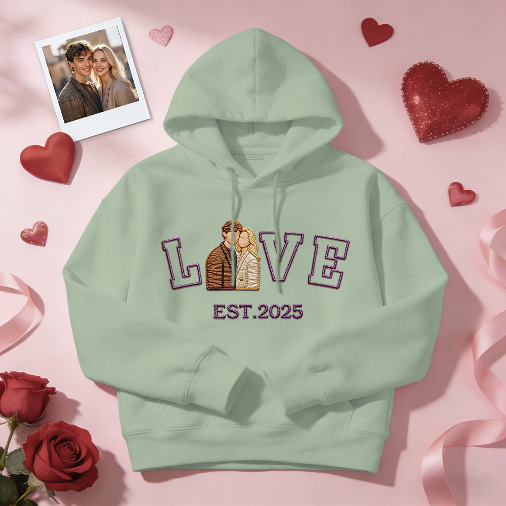 Personalisiertes Sweatshirt/hoodie Mit Besticktem Foto Eines Paares Mit Dem Aufdruck „love Est. Year" - namenecklacede
