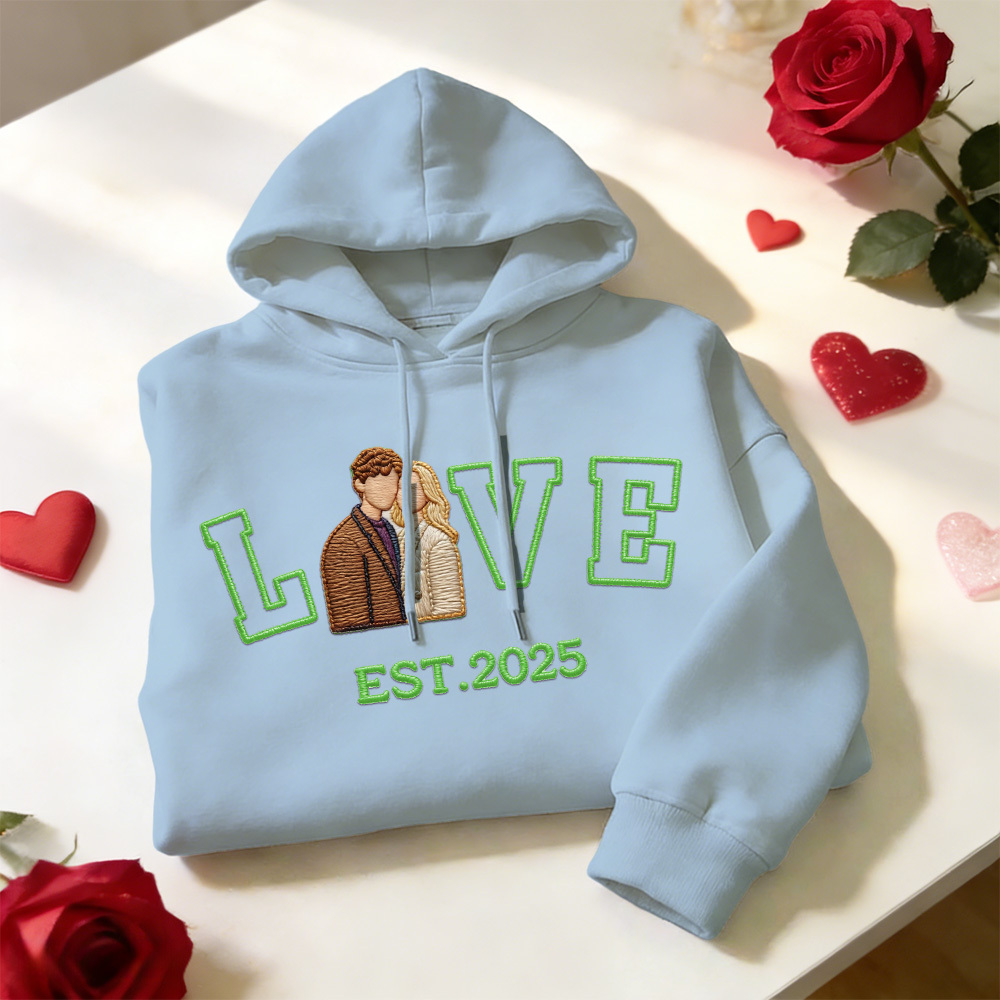 Personalisiertes Sweatshirt/hoodie Mit Besticktem Foto Eines Paares Mit Dem Aufdruck „love Est. Year" - namenecklacede