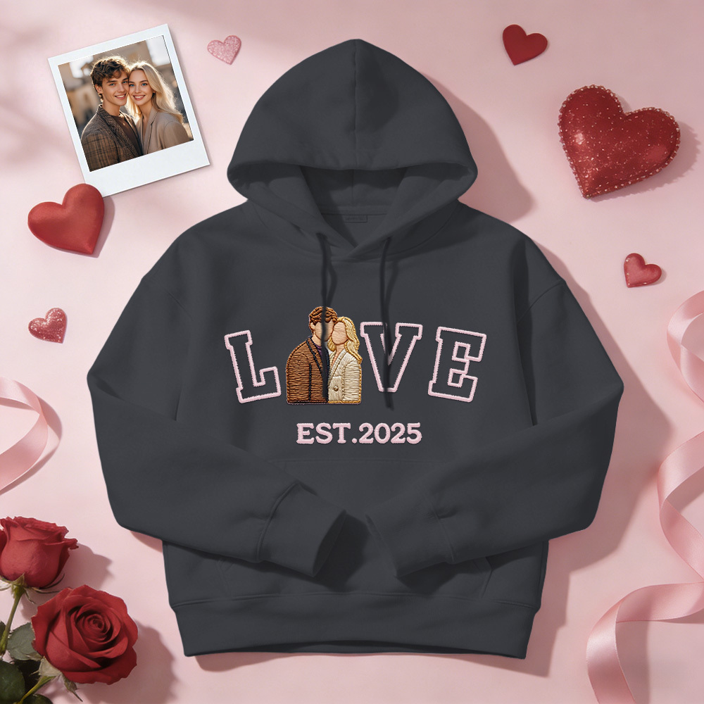 Personalisiertes Sweatshirt/hoodie Mit Besticktem Foto Eines Paares Mit Dem Aufdruck „love Est. Year" - namenecklacede