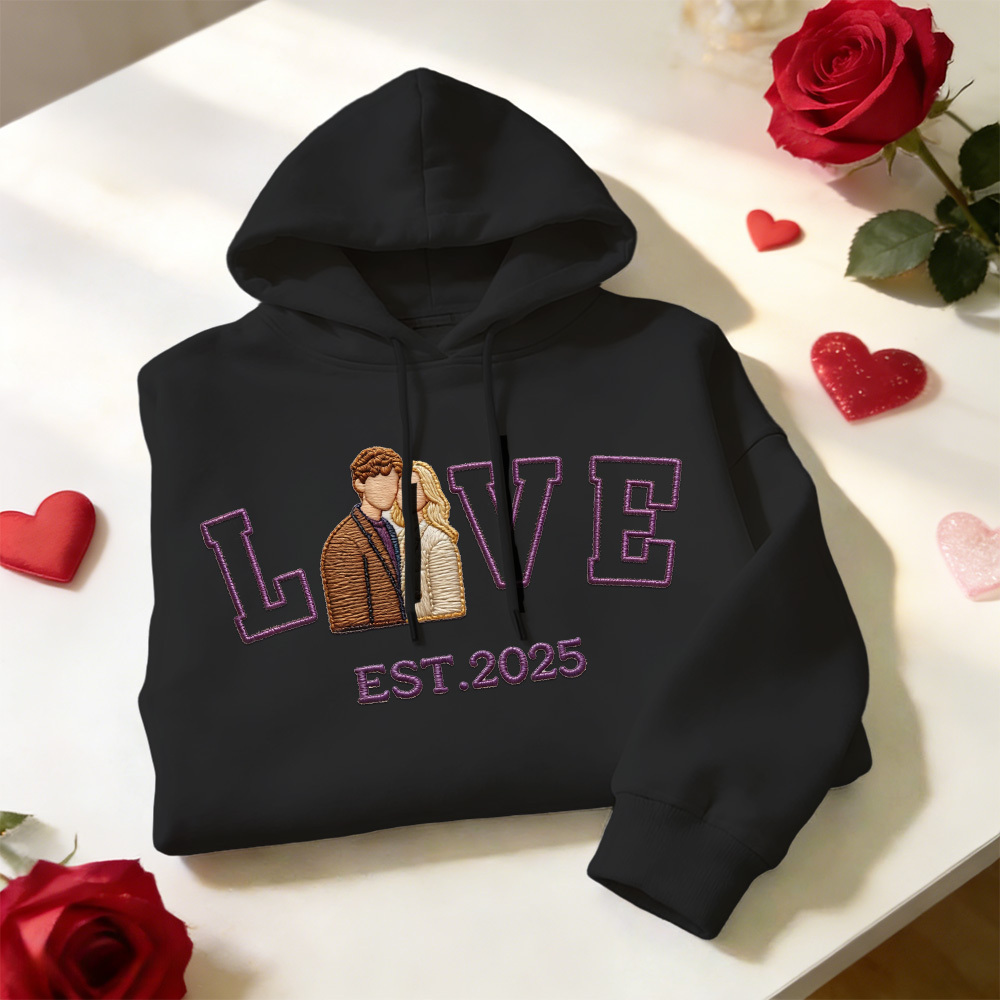 Personalisiertes Sweatshirt/hoodie Mit Besticktem Foto Eines Paares Mit Dem Aufdruck „love Est. Year" - namenecklacede