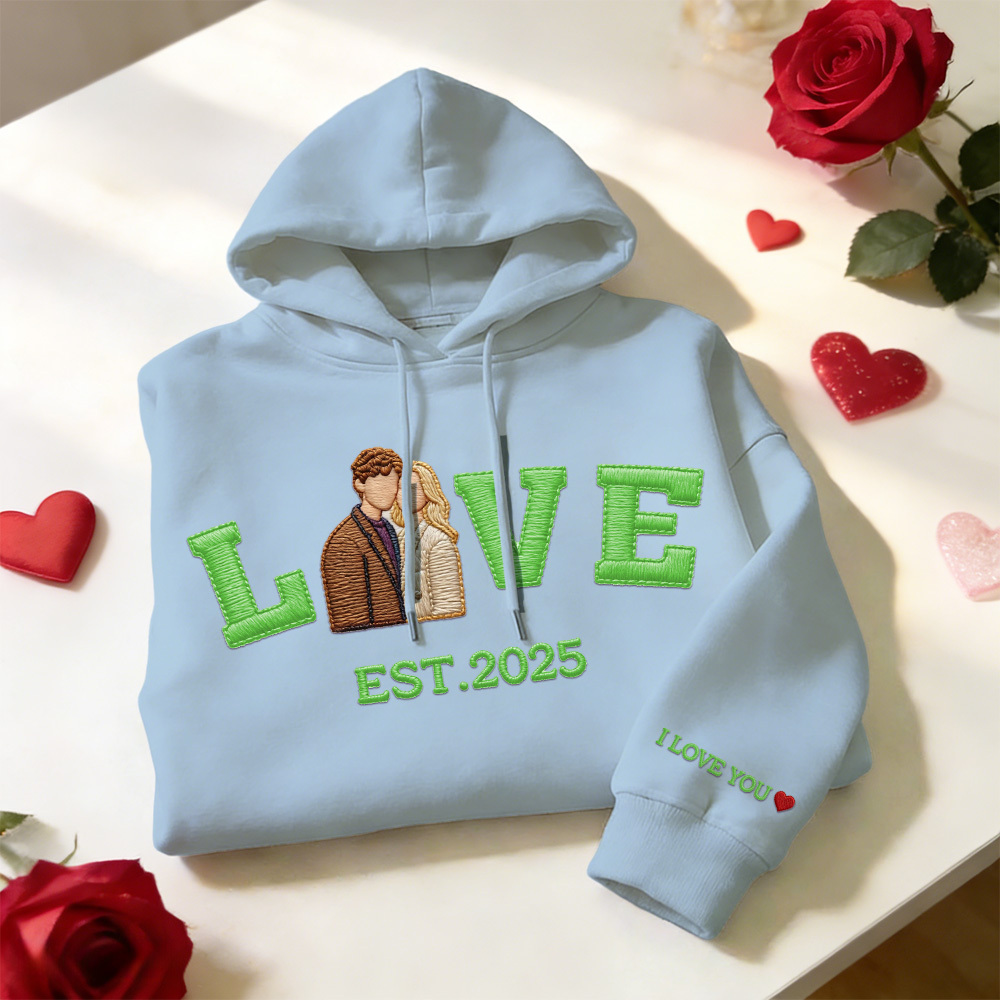Personalisiertes Sweatshirt/hoodie Mit Besticktem Foto Eines Paares Mit Dem Aufdruck „love Est. Year" - namenecklacede