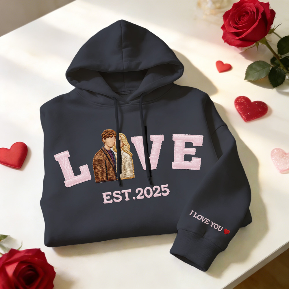 Personalisiertes Sweatshirt/hoodie Mit Besticktem Foto Eines Paares Mit Dem Aufdruck „love Est. Year" - namenecklacede