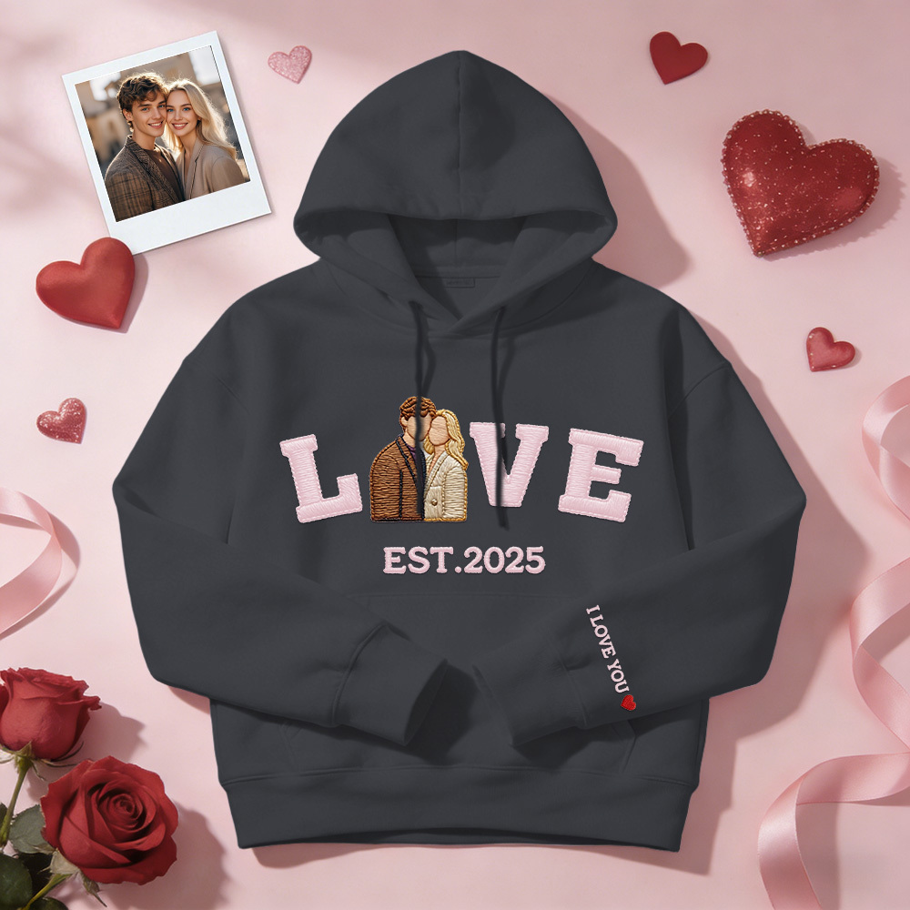 Personalisiertes Sweatshirt/hoodie Mit Besticktem Foto Eines Paares Mit Dem Aufdruck „love Est. Year" - namenecklacede