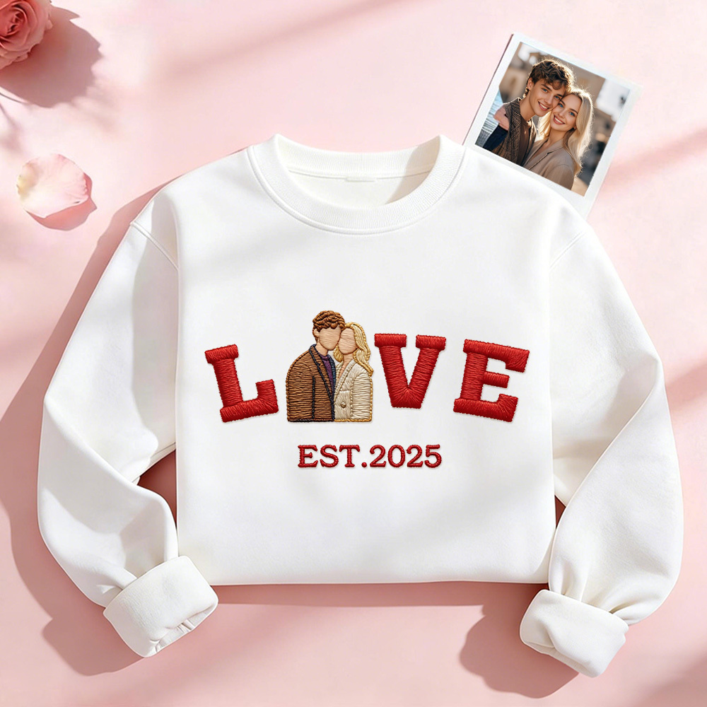 Personalisiertes Sweatshirt/hoodie Mit Besticktem Foto Eines Paares Mit Dem Aufdruck „love Est. Year" - namenecklacede