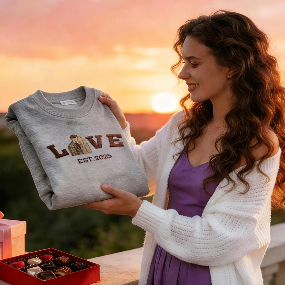 Personalisiertes Sweatshirt/hoodie Mit Besticktem Foto Eines Paares Mit Dem Aufdruck „love Est. Year" - namenecklacede