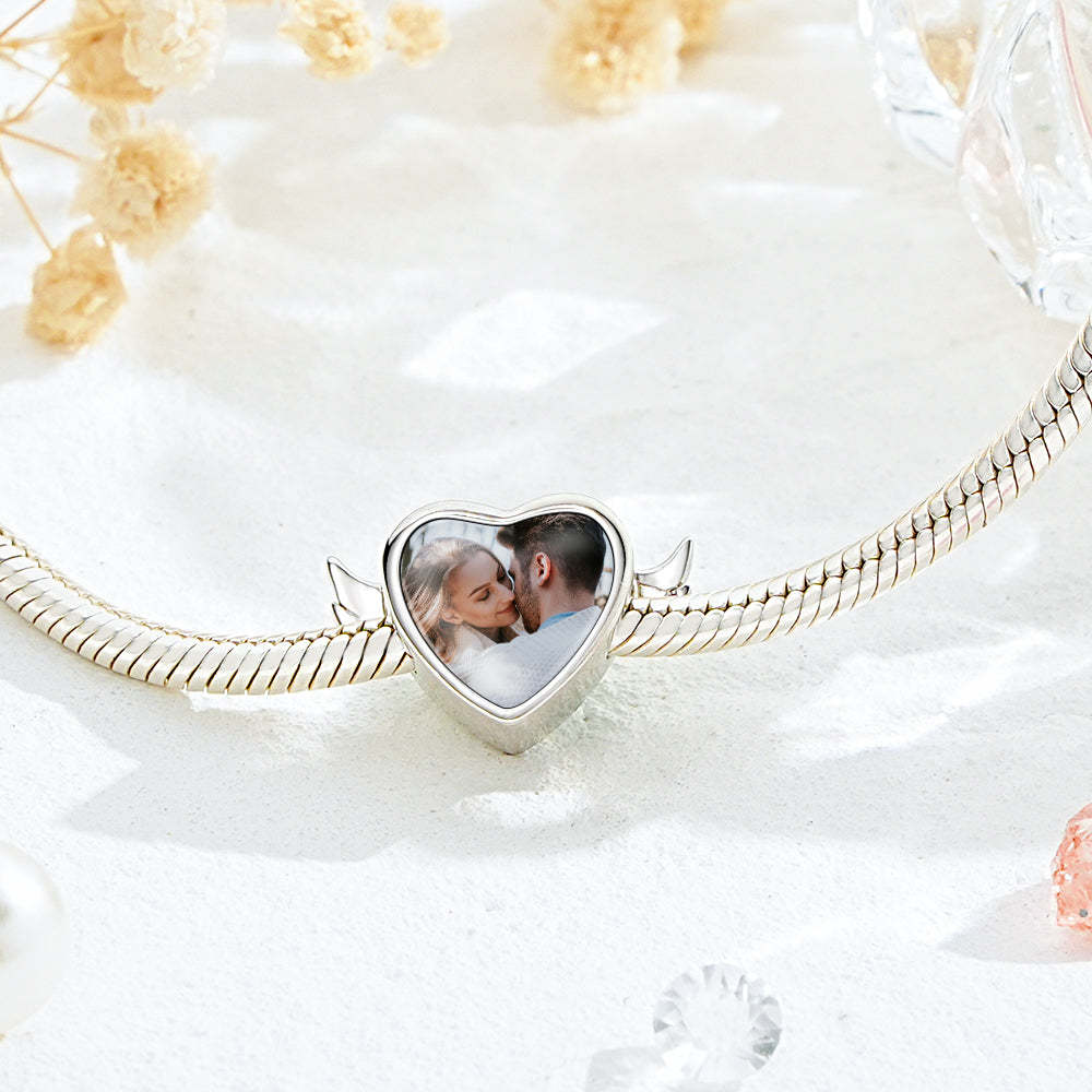 Benutzerdefinierter Foto-charm-engel Mit Geöffneten Flügeln Und Herz - ihrenamenskettede
