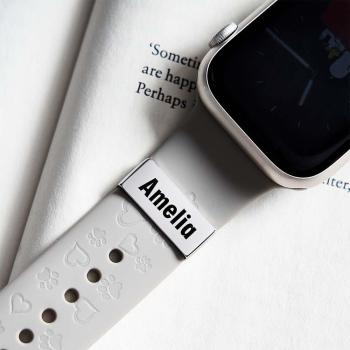 Personalisierter Apple Watch Charm Mit Namen - Personalisiertes Armband-accessoire, Gravierter Schmuck, Geschenk Für Teenager, Luxuriöser Edelstahl-charm, Strumpffüller - namenecklacede