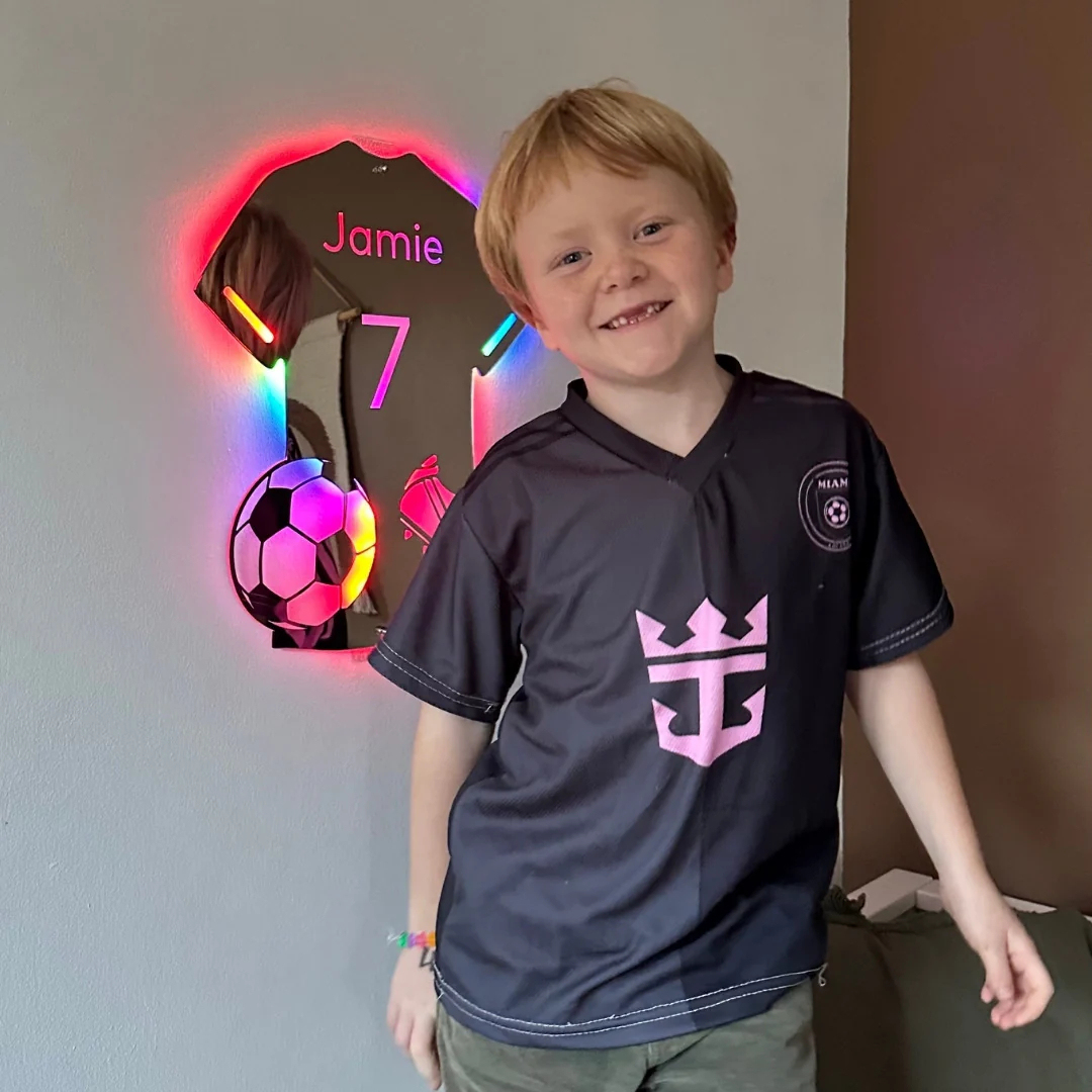 Personalisierter Led-beleuchteter Fußballspieler-spiegel Mit Individuellem Namen – Wanddeko Fürs Kinderzimmer – Geschenkidee - namenecklacede