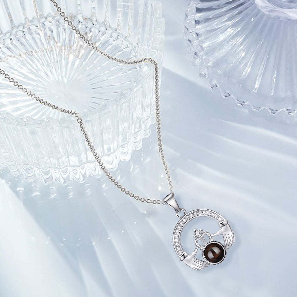 Personalisierte Projektionskette Krone mit beiden Händen Anhänger Halskette Geschenk für Sie - NameNecklace