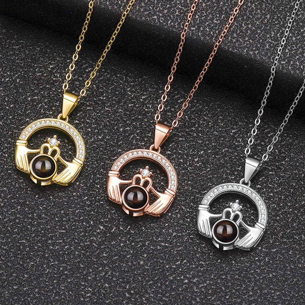 Personalisierte Projektionskette Krone mit beiden Händen Anhänger Halskette Geschenk für Sie - NameNecklace