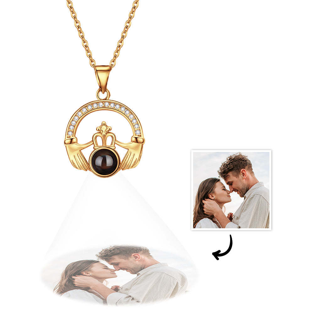 Personalisierte Projektionskette Krone mit beiden Händen Anhänger Halskette Geschenk für Sie - NameNecklace