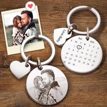Personalisierter Schlüsselanhänger mit Fotogravur und kleinem Herz