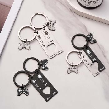 2 Personalisierte Pärchen-schlüsselanhänger Mit Eingraviertem Namen Und Datum Mit Gamepad-charm-schlüsselanhängern - ihrenamenskettede