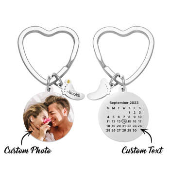 Personalisierter Fotokalender-schlüsselanhänger Mit Babyfüße-anhänger. Der Personalisierte Kalender Ist Das Perfekte, Herzliche Geschenk - ihrenamenskettede