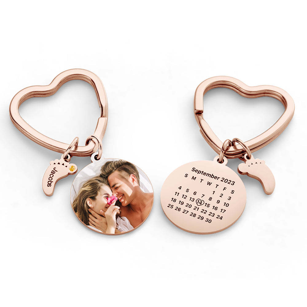 Personalisierter Fotokalender-schlüsselanhänger Mit Babyfüße-anhänger. Der Personalisierte Kalender Ist Das Perfekte, Herzliche Geschenk - ihrenamenskettede