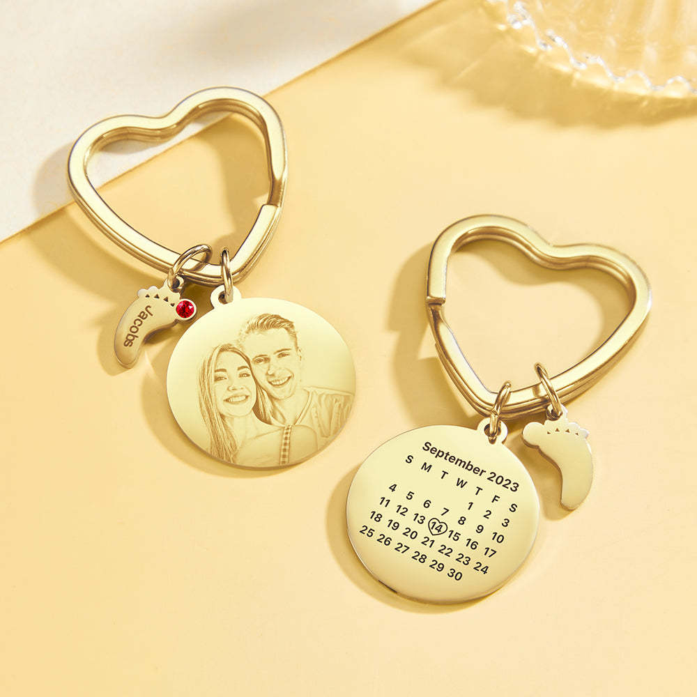 Personalisierter Fotokalender-schlüsselanhänger Mit Babyfüße-anhänger. Der Personalisierte Kalender Ist Das Perfekte, Herzliche Geschenk - ihrenamenskettede