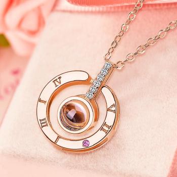 Personalisierte Gravierung in 100 Sprachen mit Projektionskette als Geschenk für sie, auf der steht "Ich liebe dich"
