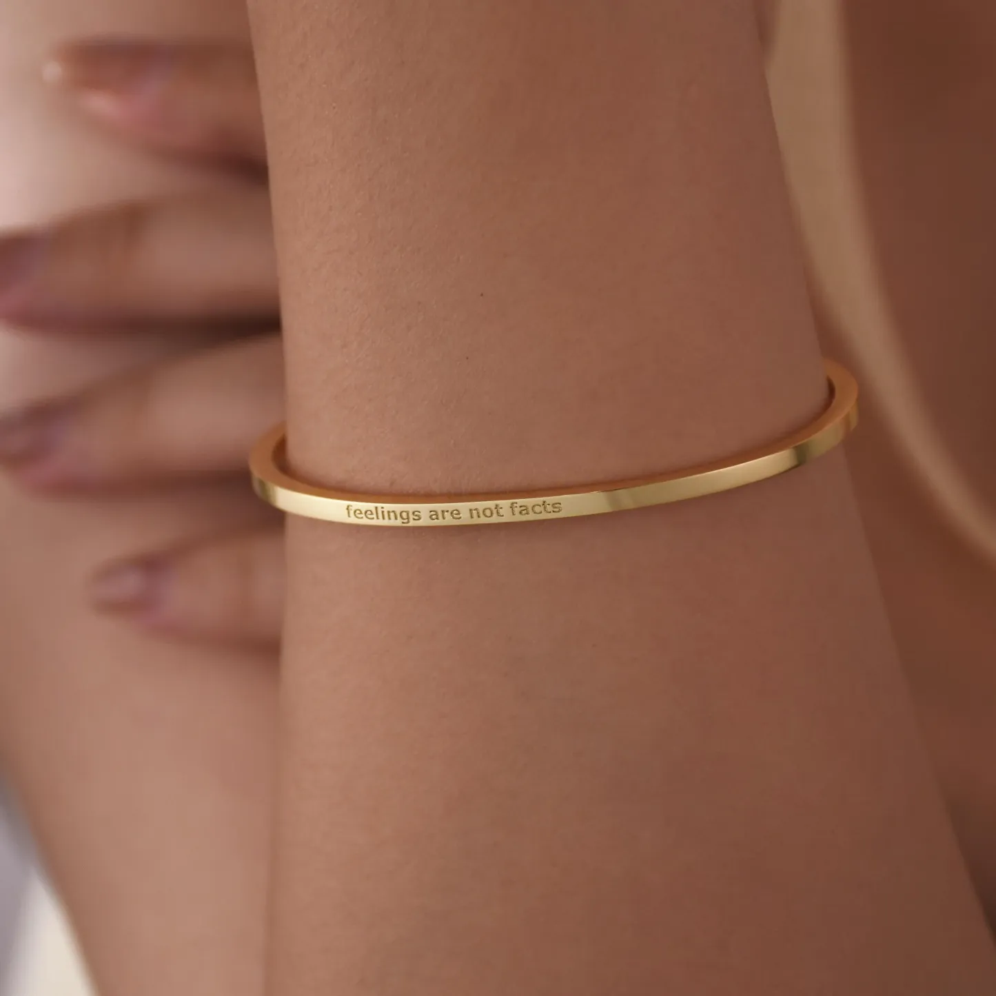 Personalisiertes Namensarmband Mit Gravur Für Damen – Zierliches Armband Im Minimalistischen Stil – Ideales Geschenk Zum Valentinstag - namenecklacede