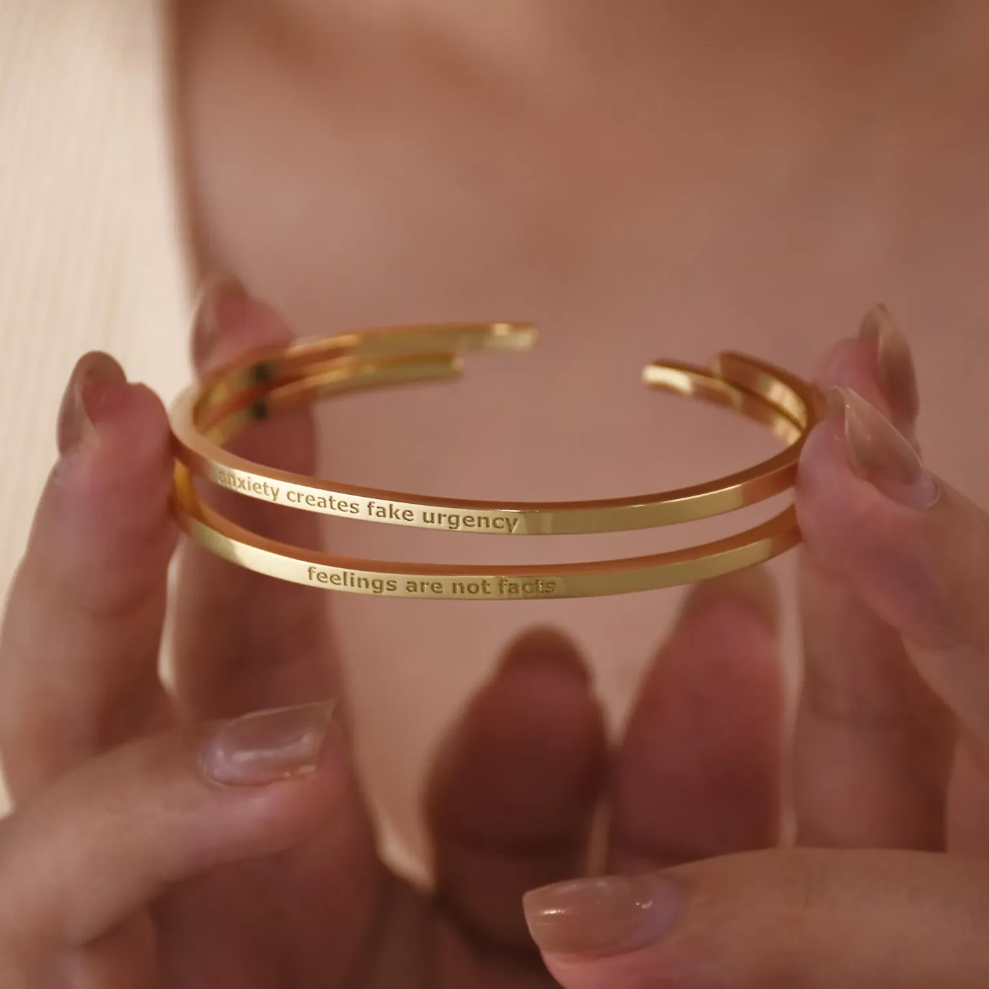 Personalisiertes Namensarmband Mit Gravur Für Damen – Zierliches Armband Im Minimalistischen Stil – Ideales Geschenk Zum Valentinstag - namenecklacede