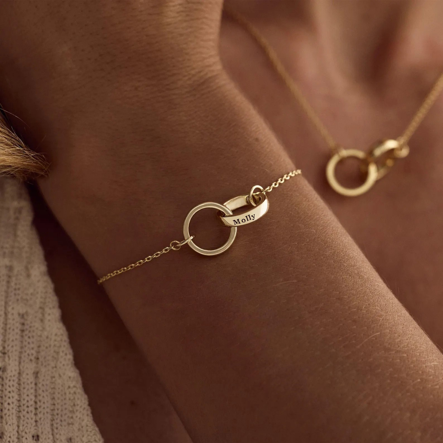 Personalisiertes Namensarmband Mit Kreisdesign, Graviertes Namensarmband, Ineinandergreifendes Kreisarmband, Eternity-armband Mit Zwei Verbundenen Ringen, Geschenk Zum Jahrestag - namenecklacede