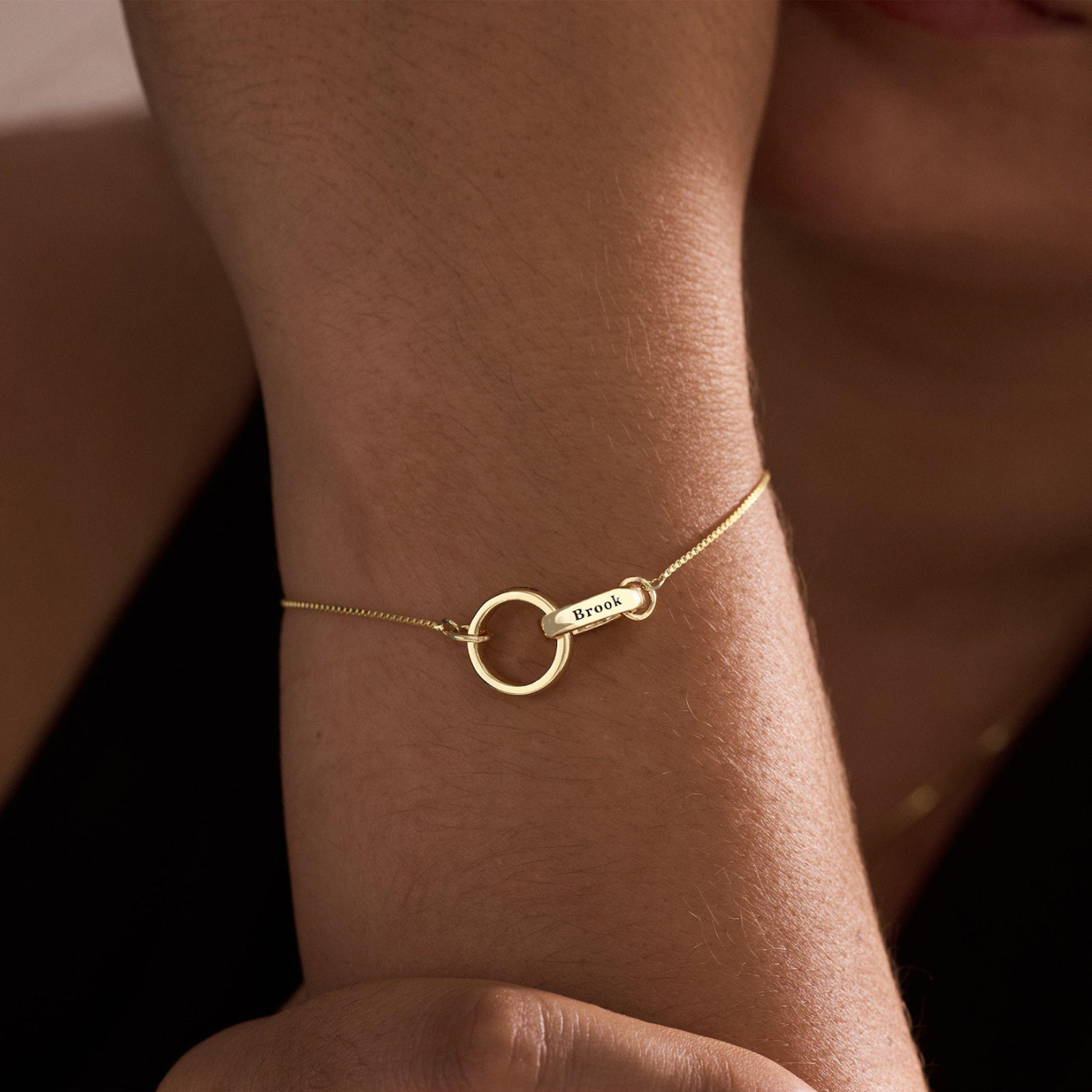 Personalisiertes Namensarmband Mit Kreisdesign, Graviertes Namensarmband, Ineinandergreifendes Kreisarmband, Eternity-armband Mit Zwei Verbundenen Ringen, Geschenk Zum Jahrestag - namenecklacede