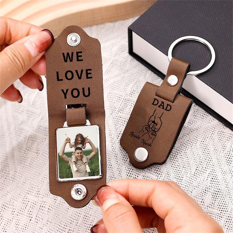 Personalisierter Schlüsselanhänger Mit Bild Für Papa, Fist Bump Personalisierter Kindername Schlüsselring, Herren Leder Schlüsselanhänger, Jahrestagsgeschenke Für Ihn, Vatertagsgeschenk - namenecklacede
