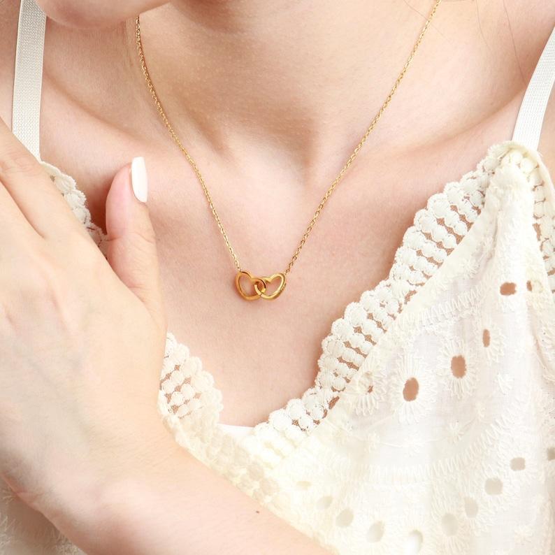 Zwei Herzen, Eine Halskette: Personalisierte Namensherz-halskette Mit Gravur – Liebeskette Mit Zwei Herzen – Geschenk Für Paare - namenecklacede