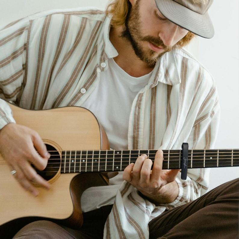 Personalisierter Gitarren-capo Aus Metall Mit Holzmaserung, Individueller Botschaft, Graviertem Plektrum, Geburtstagsgeschenk, Vatertagsgeschenk Für Gitarristen - namenecklacede