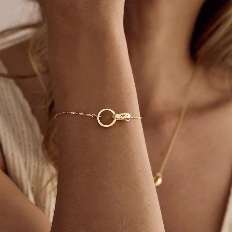 Personalisiertes Namensarmband Mit Kreisdesign, Graviertes Namensarmband, Ineinandergreifendes Kreisarmband, Eternity-armband Mit Zwei Verbundenen Ringen, Geschenk Zum Jahrestag - namenecklacede