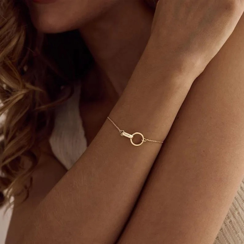 Personalisiertes Namensarmband Mit Kreisdesign, Graviertes Namensarmband, Ineinandergreifendes Kreisarmband, Eternity-armband Mit Zwei Verbundenen Ringen, Geschenk Zum Jahrestag - namenecklacede