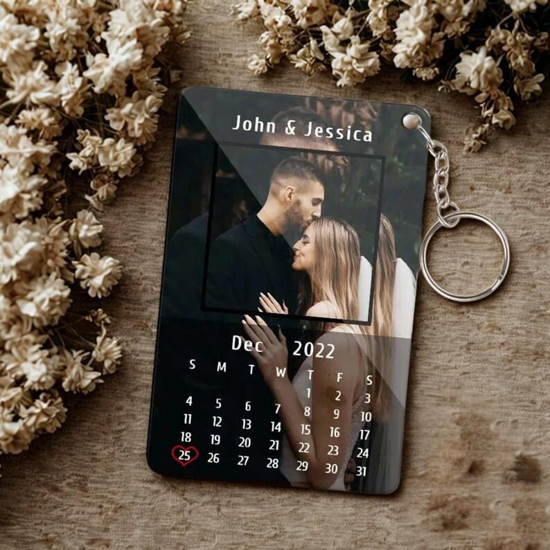 Personalisierter Acryl-kalender-schlüsselanhänger Mit Individuellem Foto Und Datum – Ideal Als Hochzeitskalender, Erinnerungsstück Oder Jahrestagsgeschenk - namenecklacede