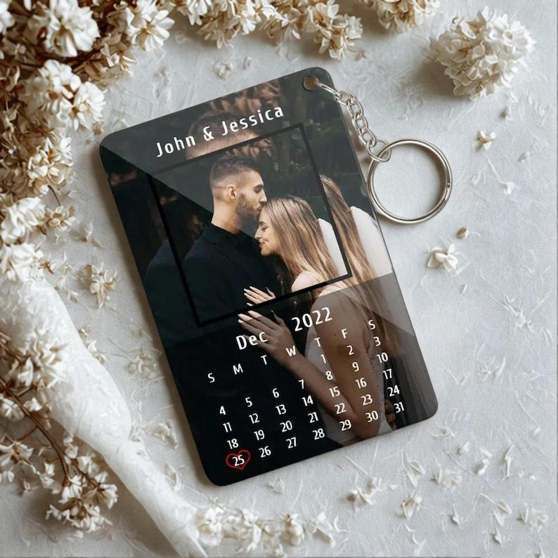 Personalisierter Acryl-kalender-schlüsselanhänger Mit Individuellem Foto Und Datum – Ideal Als Hochzeitskalender, Erinnerungsstück Oder Jahrestagsgeschenk - namenecklacede