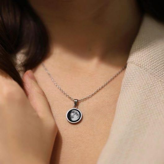 Personalisierte Mondphasen-halskette, Schmuckstück Für Besondere Anlässe – Die Mond-des-tages-halskette – Geschenk Zum Geburtstag Oder Jahrestag