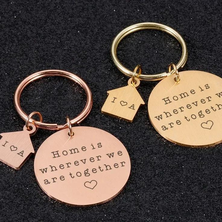 Personalisierter Schlüsselanhänger „ein Neues Zuhause" – Individueller Schlüsselanhänger Für Paare – Zuhause Ist, Wo Immer Wir Sind – Gravierter Schlüsselanhänger Mit Initialen Für Freund/freundin - namenecklacede