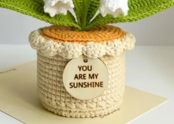 Romantic LED Crocheted Lily of the Valley �C Glowing Knit Flower for Valentine��s Day